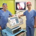 Los médicos José Miguel Cantera García y Rafael Álvarez Otero en el Hospital Universitario Río Hortega de Valladolid.