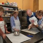 Las voluntarias María Antonia Rodríguez(3I), Eva Burón(I), Rosario Minguez(4D) ; y la coordinadora del voluntariado, Cecilia Presa(3D), junto a usurarios de Hermanas Hospitalarias tras finalizar el taller de pastelería en la La Casa del Pan Ayuela Burón