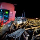 Varios coches y camiones han sido golpeados por troncos de madera al volcar el camión que los transportaba en la A-62 en Aldehuela de la Bóveda (Salamanca).