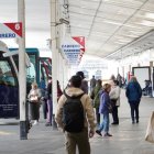 Viajeros en la estación de autobuses de Valladolid.