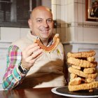 Juan José Delgado, director técnico de Torrezno de Soria, celebra con una torre del producto el nuevo marchamo de calidad