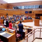 Minuto de silencio en el pleno de las Cortes por la catástrofe provocada por la Dana en Valencia.