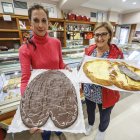 Patricia y Milagros García Puente posan con una versión XL de sus tradicionales palmeras y raquetas. Junto a los tres hermanos que se encargan del obrador custodian el legado artesano de Silma.