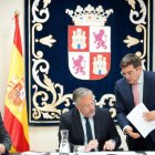 Francisco Vázquez, Carlos Pollán y Marcos Herrero, en la Mesa de las Cortes.