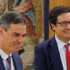 El presidente del Gobierno, Pedro Sánchez, y el ministro Óscar López