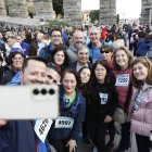 El consejero de Movilidad y Transformación Digital, José Luis Sanz Merino; junto al alcalde de Segovia, José Mazarías; y concejales y cargos de la Junta de Castilla y León; asisten a la marcha ''Segovia da un paso solidario'' para apoyar a los afectados por la DANA.