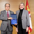 Jesús Mazariegos e Isabel Blanco durante la entrega del premio a la persona o entidad que se ha distinguido por su contribución al desarrollo del cooperativismo y la economía social