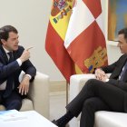 Alfonso Fernández Mañueco y Pedro Sánchez, en un momento de la reunión en La Moncloa