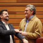 Luis Tudanca y Pedro Pascual en el hemiciclo antes del comienzo del pleno de las Cortes.