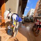 Un motero entrega productos básicos a un afectado por la DANA en Valencia