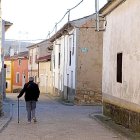 Una mujer camina por las calles de un pueblo de Valladolid.