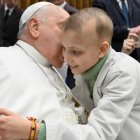 La pequeña María Caamaño con el Papa Francisco.