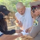 Frank Cuesta, con la cara pixelada, durante su detención por la Policía tailandesa compartida por el Departamento de Parques Nacionales, Vida Silvestre y Conservación de las Plantas de Tailandia
