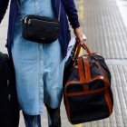 Una persona carga con maletas en una estación de ferrocarril.