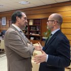 Iberdrola y la Consejería de Medio Ambiente impulsan un nuevo mirador en la presa de Almendra. En la foto, el consejero a la izquierda y el responsable de la compañía a la derecha.
