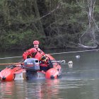 Labores de búsqueda de un joven de 16 años desaparecido cuando nadaba en el río Carrión de Palencia, los bomberos tratan de localizar al menor, que se quedó sin fuerza, según los testigos