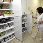 Una sanitaria busca un medicamento en una farmacia hospitalaria, en una imagen de archivo