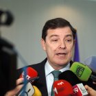 El presidente de la Junta, Alfonso Fernández Mañueco, realiza unas declaraciones antes de asistir al pleno de las Cortes.