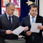 Carlos Pollán y el letrado mayor de las Cortes de Castilla y León, en una imagen de archivo durante la reunión de la Mesa
