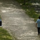 Uno de los polémicos bancos instalados en el paseo del río de Ponferrada.