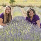 Luz Ruiz en uno de sus cultivos de lavanda, que se encuentra con las flores aún en formación