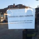 Cartel anunciando el cierre de los bares de Covaleda en Soria como protesta