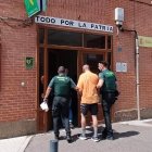 Guardias civiles con el varón detenido por intento de homicidio. 

El juzgado ha decretado ingreso en prisión para el detenido en Benavente (Zamora) a un varón por tentativa de homicidio, allanamiento de morada y quebrantamiento de condena.

SOCIEDAD CASTILLA Y LEÓN ESPAÑA EUROPA ZAMORA
GUARDIA CIVIL