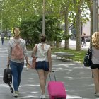 Tres jóvenes turistas por las calles de Valladolid.