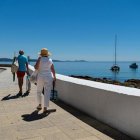 Dos personas pasean hacia la playa en Pontevedra en una imagen de archivo