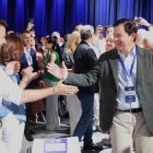 Mañueco saluda a su entrada al Congreso Nacional del PP.