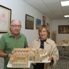 El delineante jubilado junto a la presidenta de la asociación con las maquetas de papel  de monumentos icónicos expuestas en la Asociación Española Contra el Cáncer (AECC) de Palencia