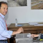 Juan Luis Gordo acude a las urnas en una foto de archivo.