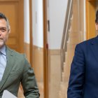 El consejero de Economía y Hacienda y portavoz, Carlos Fernández Carriedo, (derecha) comparece en rueda de prensa posterior al Consejo de Gobierno