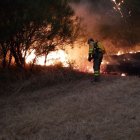 Miembros del servicio de Medio Ambiente de la Junta ejecutan cortafuegos en el incendio entre Zamora y Ourense