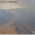 El incendio de Ourense alcanza la A-52 de Zamora, cortada al tráfico.