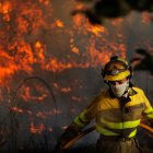Efectivos de extinción se enfrentan a las llamas en el incendio de El Payo, en Salamanca.