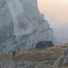 Momento del rescate en Collado Jermoso por el incendio en Picos de Europa en León.