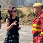 La ministra de Defensa, Margarita Robles, visita Ayoó de Vidriales (Zamora), donde intervino la UME en el incendio.