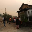 Vecinos de Oencia (León), se preparan por si el incendio avanza hacia la localidad.