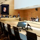 Votación a favor del pleno extraordinario para la comparencia del presidente Mañueco en la Diputación Permanente de las Cortes