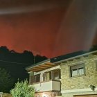 Las llamas del incendio de Porto vistas desde San Ciprián