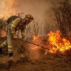 Un brigadista durante las labores de extinción de un incendio, imagen de archivo.
