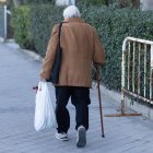 Un anciano paseando en una imagen de archivo