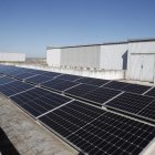 Instalación de paneles fotovoltaicos en una imagen de archivo.