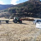 Ganaderos afectados por los incendios de León y Zamora reciben pienso en tacos, paja y forraje para alimentar a sus animales.