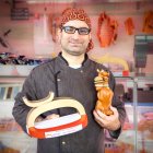 Carlos Hernández, segunda generación de carniceros, atesora ya tres premios a la Mejor Hamburguesa de Castilla y León en el último lustro por sus creaciones