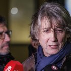 El secretario general del PSOECyL, Carlos Martínez, atiende a los medios antes de visitar el barrio de Gamonal, en Burgos.