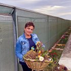 Ana María posa en su granja de Ciadoncha.