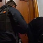 La Policía Nacional frente a la puerta del domicilio.