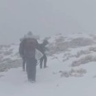 Rescatados cuatro montañeros con hipotermia tras un operativo de más de seis horas en Sierra de Gredos.